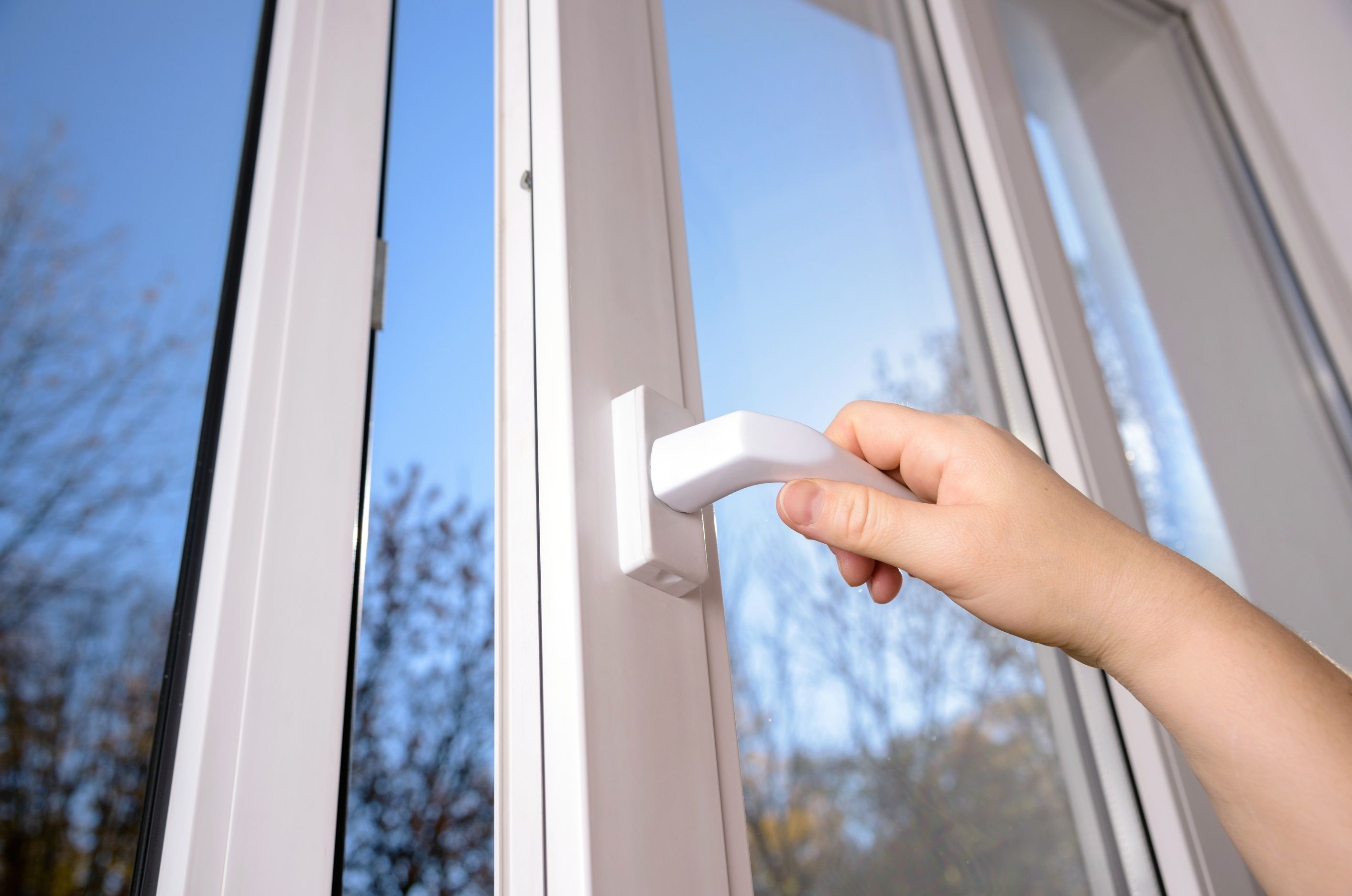 Zamykanie białego plastikowego okna – uszczelnianie okien przed zimą
