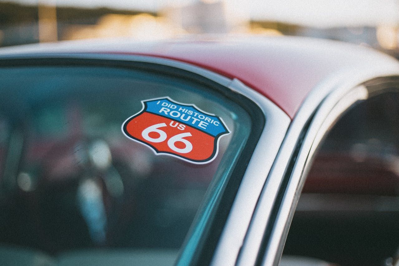 naklejka route 66 na szybie samochodu