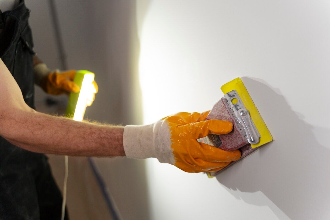 Nakładanie folii w płynie na ścianę 