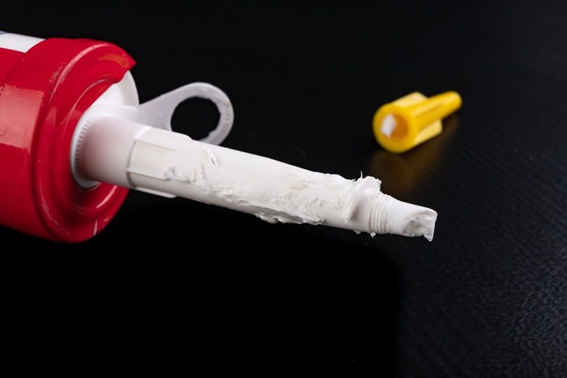 trzy końcówki silikonu na białym tle