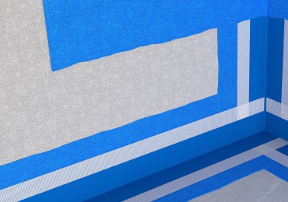 Zabezpieczanie powierzchni z folią w płynie za pomocą niebieskiej taśmy malarskiej