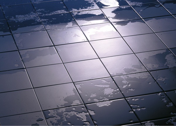 Kafelki zabezpieczane folią w płynie &ndash; hydroizolacja w trakcie aplikacji