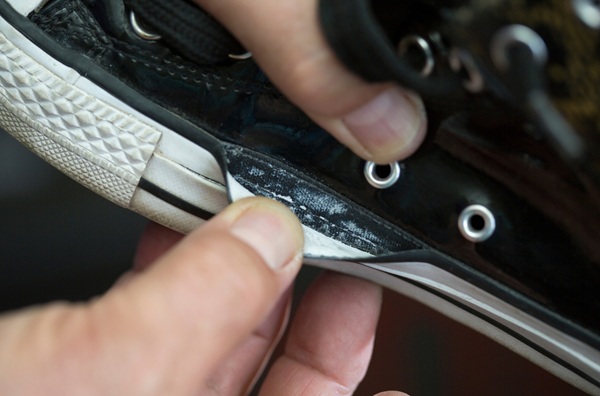 Odklejona podeszwa buta sportowego &ndash; przygotowanie do naprawy klejem kontaktowym