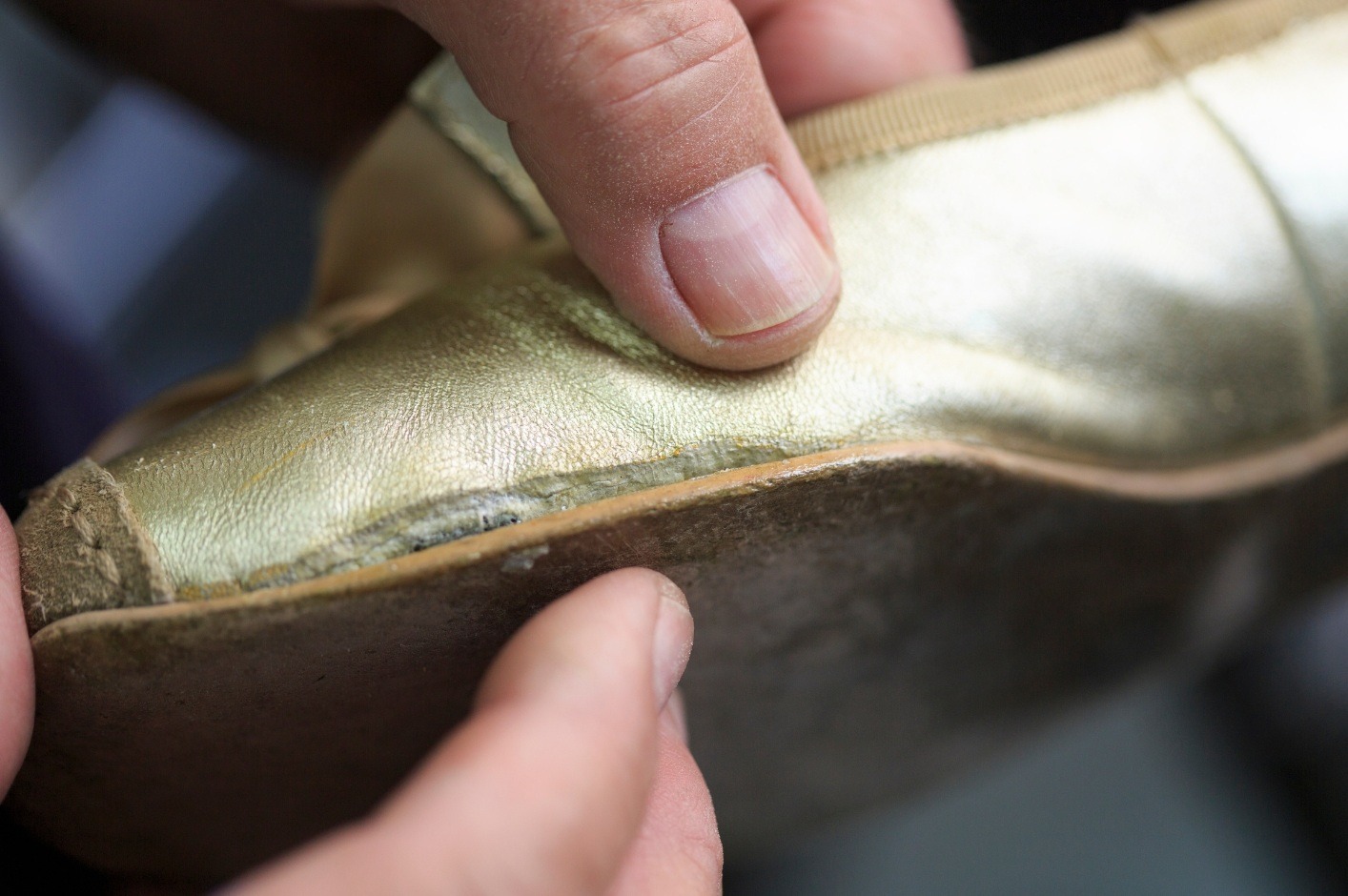 Odklejona podeszwa buta sportowego &ndash; przygotowanie do naprawy klejem kontaktowym