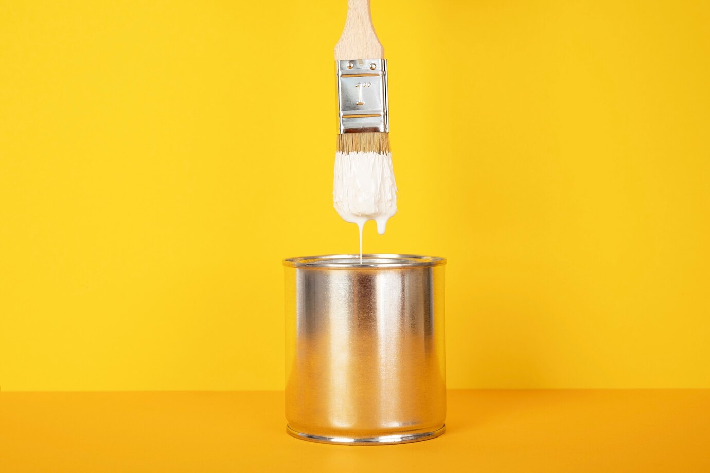 Pipeta dozująca rozcieńczalnik do metalowego naczynia laboratoryjnego